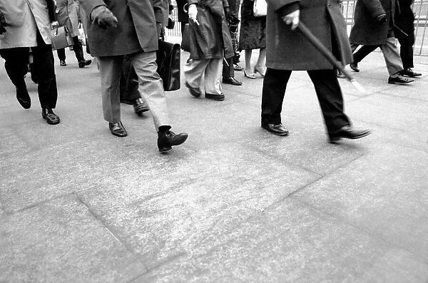 Commuters  /  Commuting: People walking to work. January 1975 75-00539-002