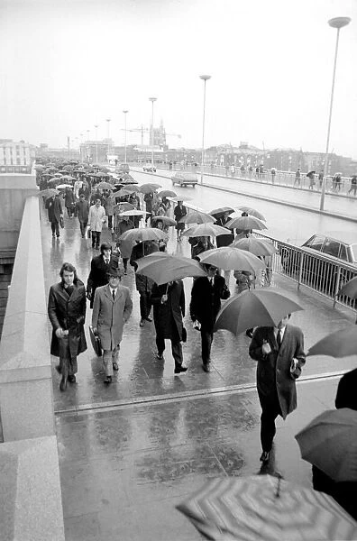 Commuters  /  Commuting: People walking to work. January 1975 75-00539-001