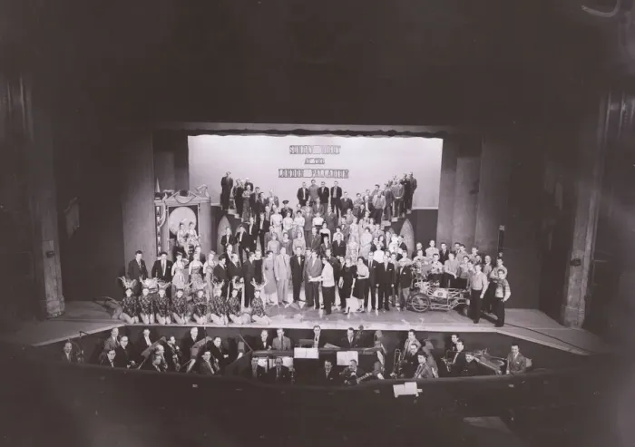 Framed Print : Compere, Bruce Forsyth, with cast from Sunday Night at the Palladium, orchestra in pit
