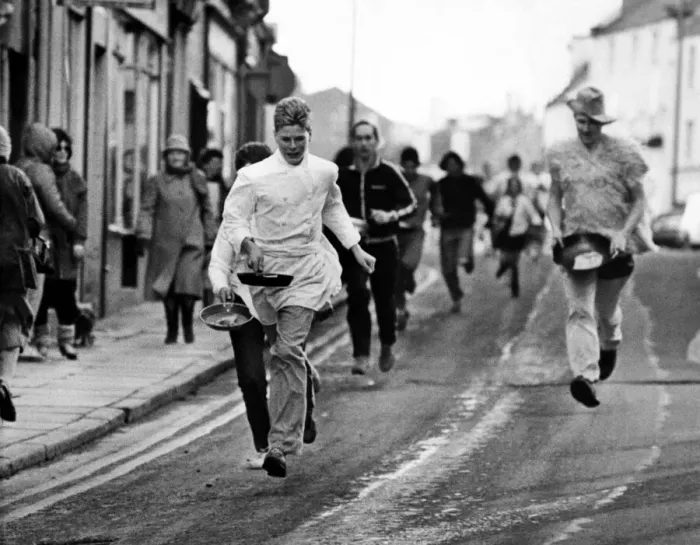 Framed Print : Competitors take part in the Alnwick Shrove Tuesday Pancake race 16 February 1988