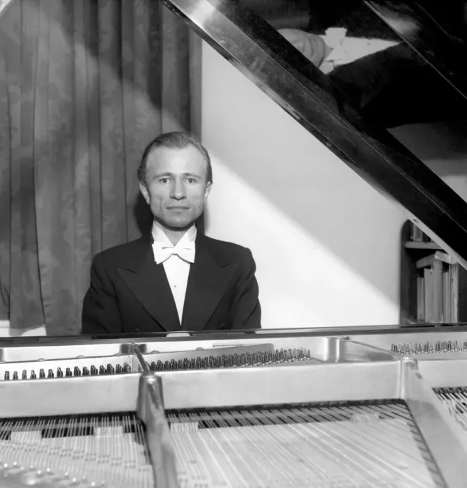 Framed Print : Concert pianist, Albert Ferber, was giving a recital at the Wigmore Hall when a string