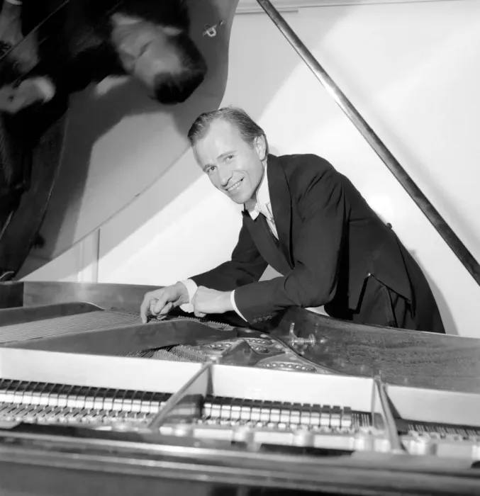 Framed Print : Concert pianist, Albert Ferber, was giving a recital at the Wigmore Hall when a string Framed Print : Concert pianist, Albert Ferber, was giving a recital at the Wigmore Hall when a string