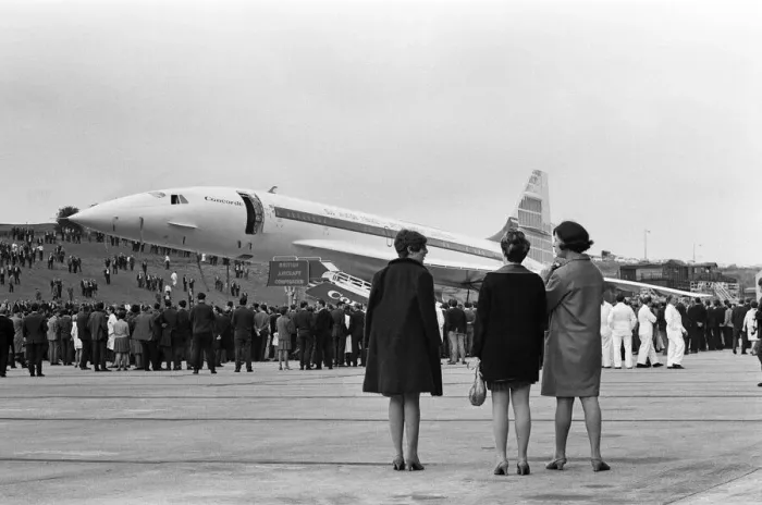 Framed Print : Concorde 002, the British assembled second of the Anglo-French supersonic airliners