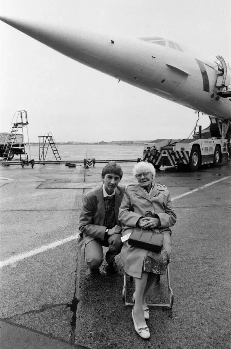 Framed Print : Concorde passengers standing in front of a Concorde. 2nd April 1986