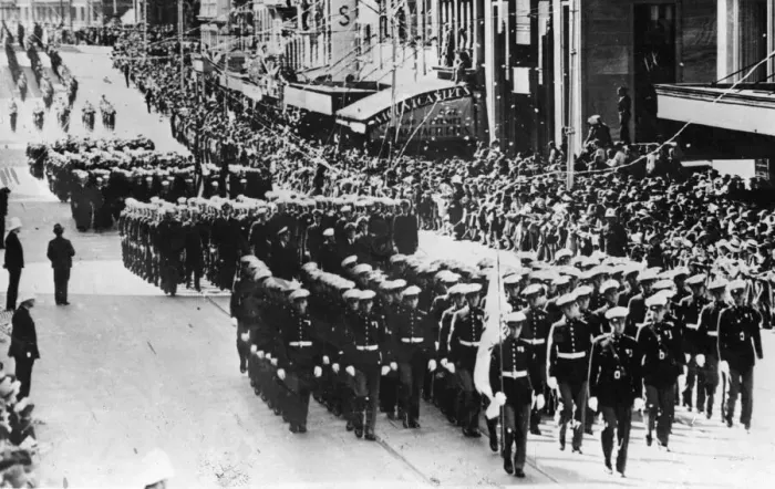 Framed Print : Confetti showers upon US Sailors and Marines who march with men of the Australian Navy Framed Print : Confetti showers upon US Sailors and Marines who march with men of the Australian Navy
