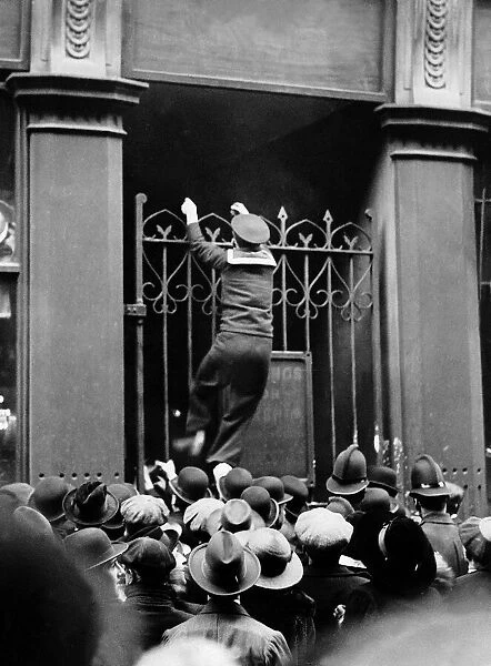 No conscription meeting at Bishopsgate London 1916 causing a crowd to gather
