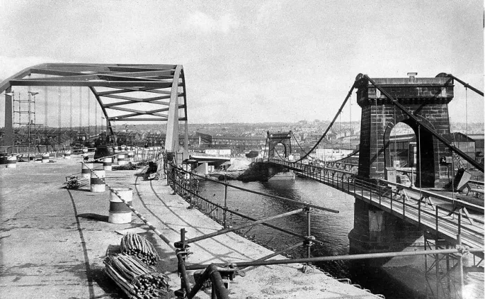 Framed Print : Construction of the new Scotswood bridge next to the old one. c. 1965 Framed Print : Construction of the new Scotswood bridge next to the old one. c. 1965