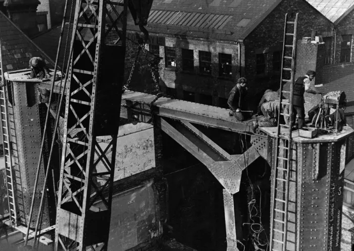 Framed Print : Construction of the new Tyne Bridge. A large crowd were keenly interested in the lifting Framed Print : Construction of the new Tyne Bridge. A large crowd were keenly interested in the lifting