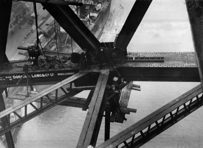 Framed Print : Construction of the new Tyne Bridge. Riveters at work on the lower boom
