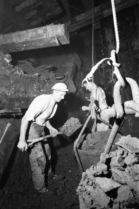 Framed Print : Construction workers digging the new Blackwall Tunnel in muddy and humid conditions Framed Print : Construction workers digging the new Blackwall Tunnel in muddy and humid conditions