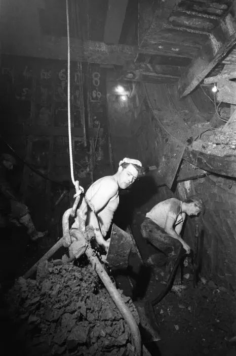 Framed Print : Construction workers digging the new Blackwall Tunnel in muddy and humid conditions