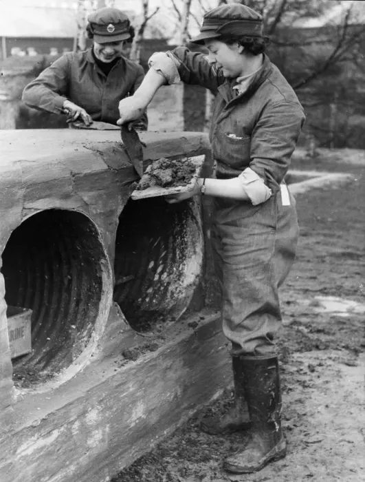 Framed Print : Cooks of the Auxiliary territorial Service (ATS) seen here building a training tunnel