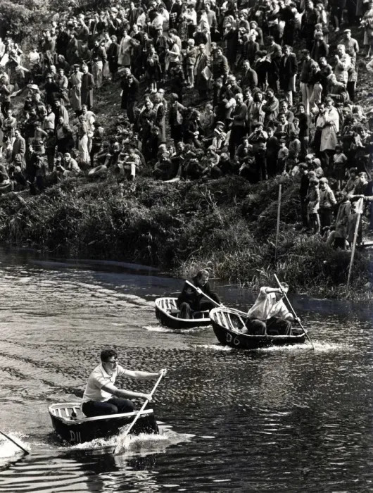Framed Print : Coracle Racing - Tense moment during a coracle race as crowds line the banks of the River