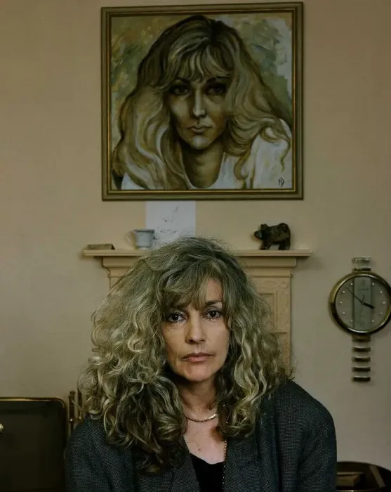 Framed Print : Coral Atkins actress sitting in front of self portrait DBase A©Mirrorpix Framed Print : Coral Atkins actress sitting in front of self portrait DBase A©Mirrorpix