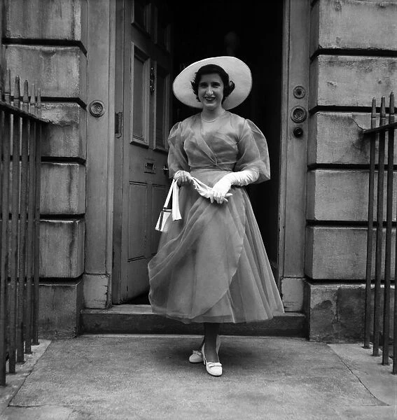 Corinna Robinson - 'Deb'. Elegant Lady About Town. June 1952 C2997