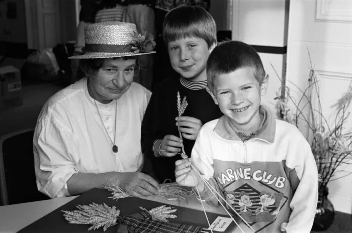 Framed Print : Corn-dolly maker Mrs Marie Jolliff shows Alex Krzesinski (centre