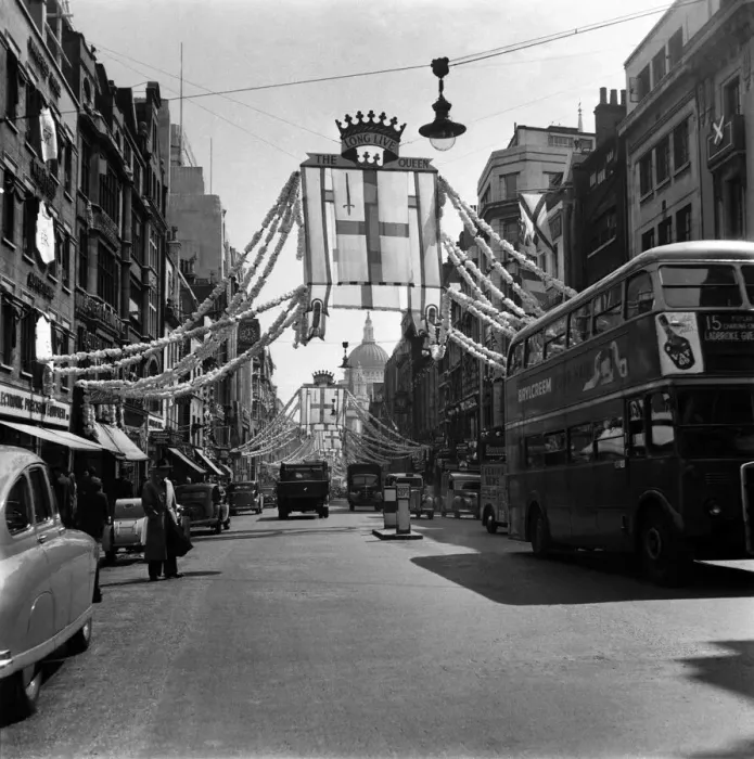 Framed Print : Coronation 1953. At 1. a. m this Morning Wednesday workmen were busy putting up giant Framed Print : Coronation 1953. At 1. a. m this Morning Wednesday workmen were busy putting up giant