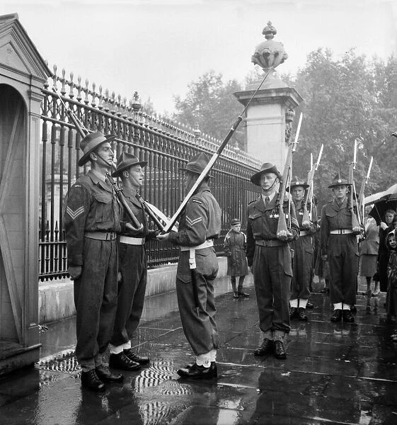 Coronation 1953. New Zealanders take over guard at the Palace