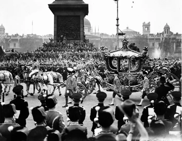 Framed Print : Coronation 1953 of Queen Elizabeth II passes through Trafalgar Square Framed Print : Coronation 1953 of Queen Elizabeth II passes through Trafalgar Square