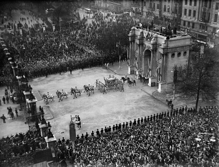 Framed Print : Coronation of King George VI. The golden state coach containing King George VI Framed Print : Coronation of King George VI. The golden state coach containing King George VI