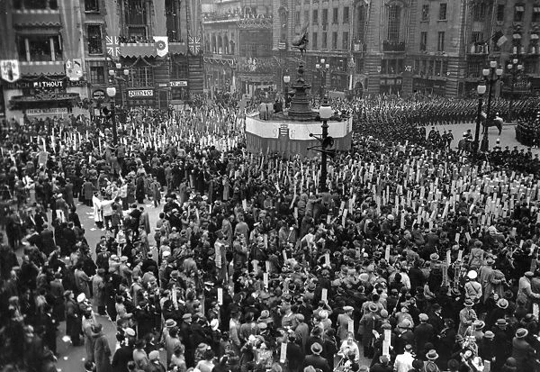 Coronation of King George VI. Part of the huge crowd gathered in Piccadily Circus