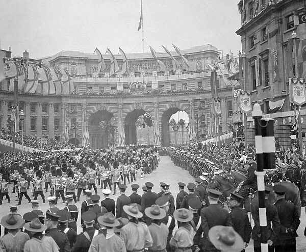 Coronation of King George VI. The procession passes through Admiralty Arch on The
