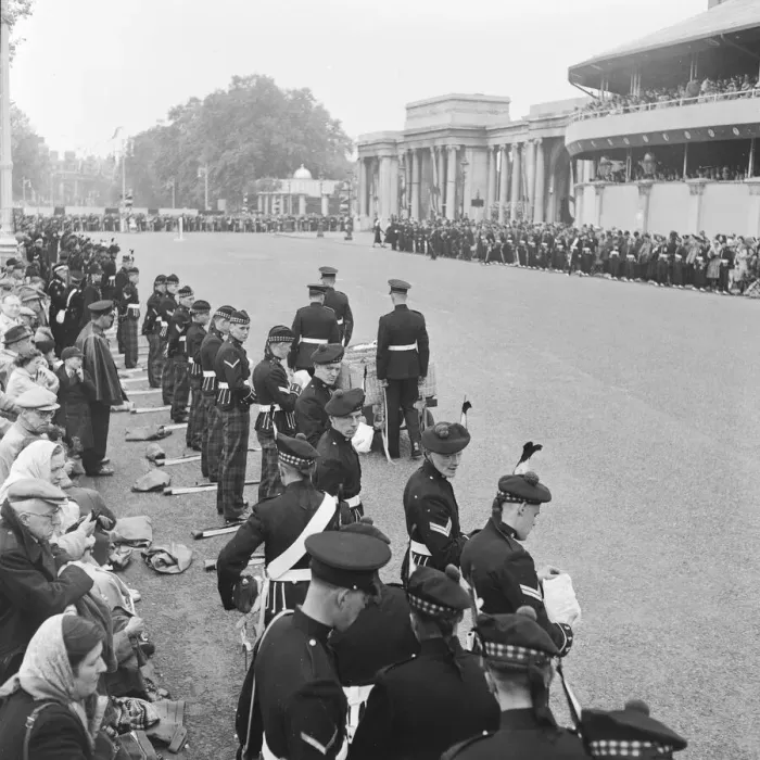 Framed Print : Coronation of King George VI. Royal Scots guards eating sandwiches at Hyde Park