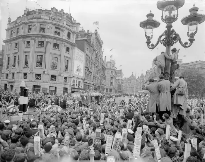 Framed Print : The Coronation of Queen Elizabeth II. Crowds cheer the arrival of the Golden State Framed Print : The Coronation of Queen Elizabeth II. Crowds cheer the arrival of the Golden State