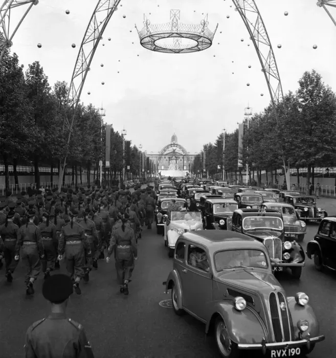 Framed Print : Coronation rehearsal 1953. Even at 6 am the mall was choked with private cars Framed Print : Coronation rehearsal 1953. Even at 6 am the mall was choked with private cars
