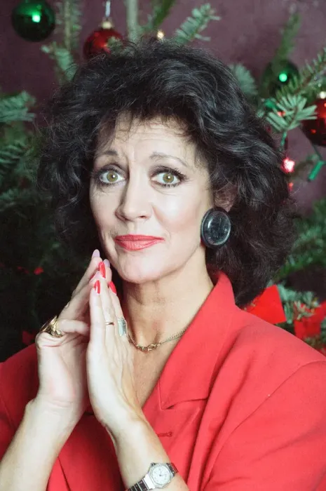 Framed Print : Coronation Street - Christmas Photocall. Amanda Barrie (Alma Baldwin). 19th December 1991