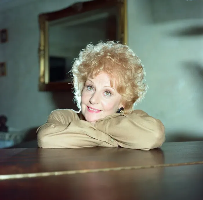 Framed Print : Coronation Street star Barbara Knox at home. 28th September 1988 Framed Print : Coronation Street star Barbara Knox at home. 28th September 1988