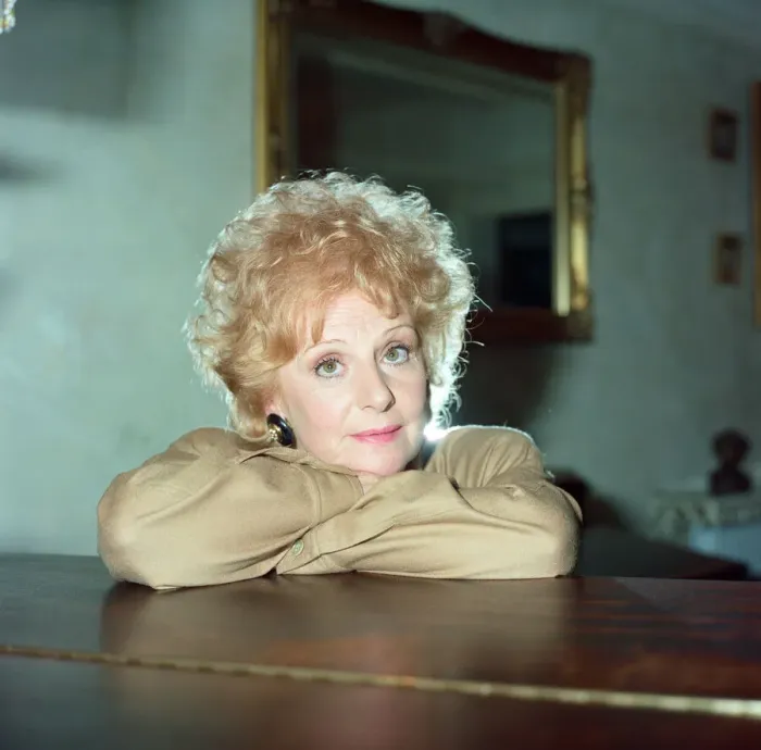 Framed Print : Coronation Street star Barbara Knox at home. 28th September 1988 Framed Print : Coronation Street star Barbara Knox at home. 28th September 1988