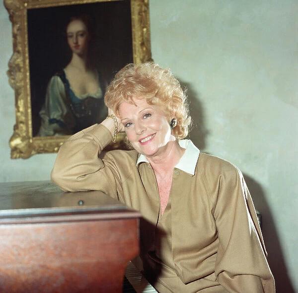 Coronation Street star Barbara Knox at home. 28th September 1988