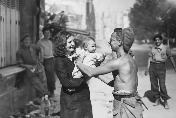 Framed Print : Corporal Arthur Toman greeting locals in Caen during the Second World War Framed Print : Corporal Arthur Toman greeting locals in Caen during the Second World War