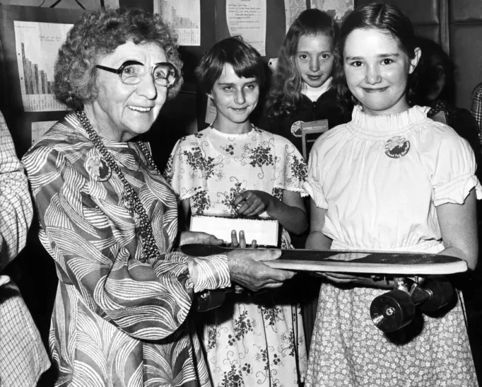 Framed Print : Councillor Doris Starkey, the Lord Mayor of Newcastle, gives a skateboard to Susan Pulman Framed Print : Councillor Doris Starkey, the Lord Mayor of Newcastle, gives a skateboard to Susan Pulman