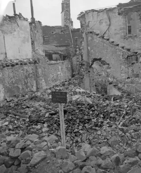 Framed Print : One of the countless houses destroyed in the German adavnce on Paris Framed Print : One of the countless houses destroyed in the German adavnce on Paris