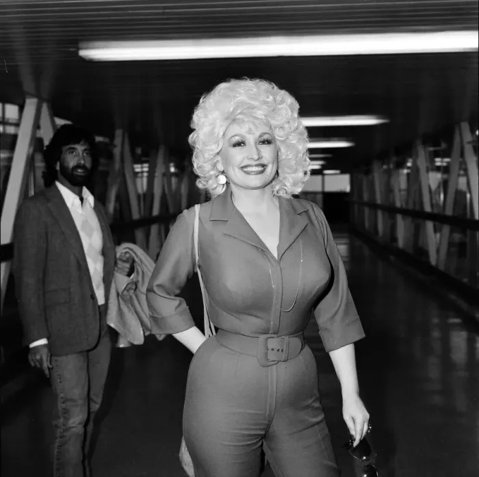 Framed Print : Country & Western singer Dolly Parton arrving at London Airport. 22nd March 1983 Framed Print : Country & Western singer Dolly Parton arrving at London Airport. 22nd March 1983