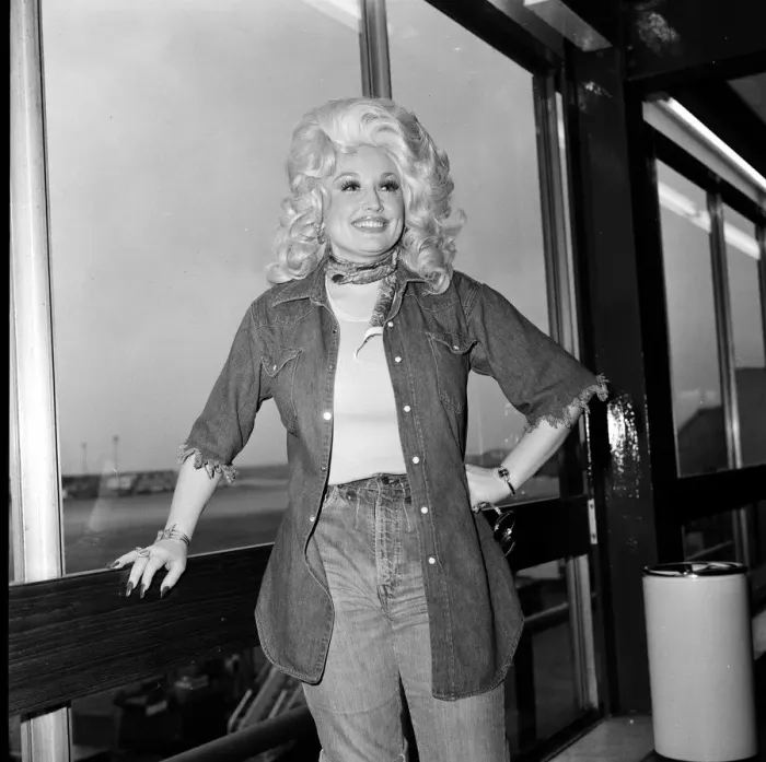 Framed Print : Country & Western singer Dolly Parton arrving at London Airport. 16th May 1977