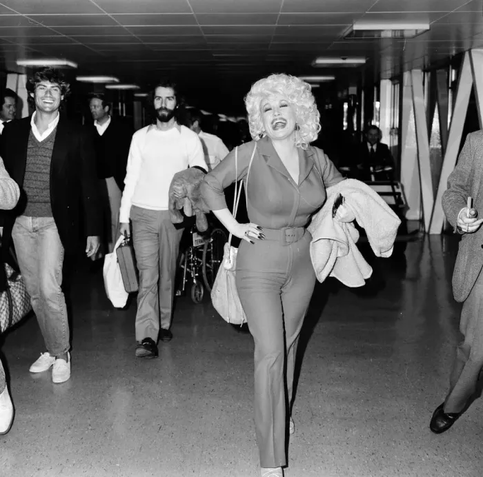 Framed Print : Country & Western singer Dolly Parton arrving at London Airport. 22nd March 1983 Framed Print : Country & Western singer Dolly Parton arrving at London Airport. 22nd March 1983