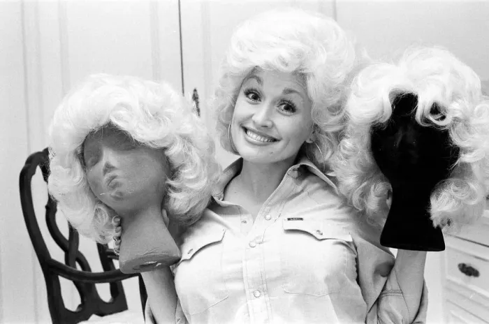 Framed Print : Country & Western singer Dolly Parton pictured in Los Angeles Framed Print : Country & Western singer Dolly Parton pictured in Los Angeles