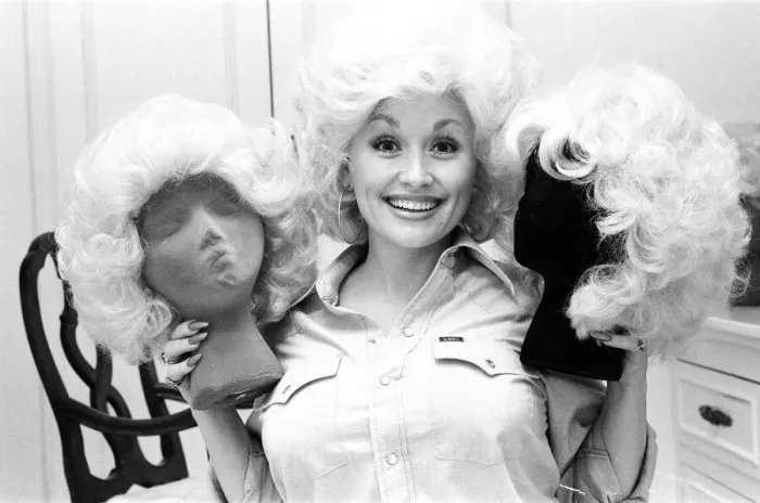Framed Print : Country & Western singer Dolly Parton pictured in Los Angeles Framed Print : Country & Western singer Dolly Parton pictured in Los Angeles