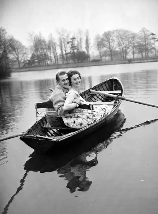 Framed Print : Couple Catherine Egan and Francis Byrne enjoy a romantic trip in a rowing boat on a lake