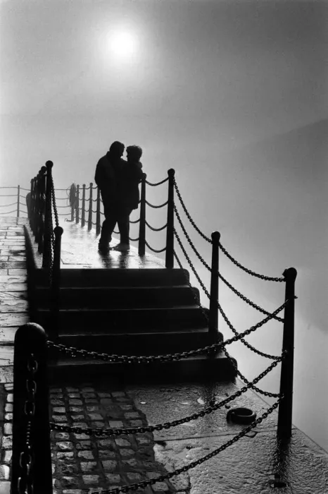 Framed Print : A couple enjoy the magic mood created by the fog at Liverpools Albert Dock Framed Print : A couple enjoy the magic mood created by the fog at Liverpools Albert Dock