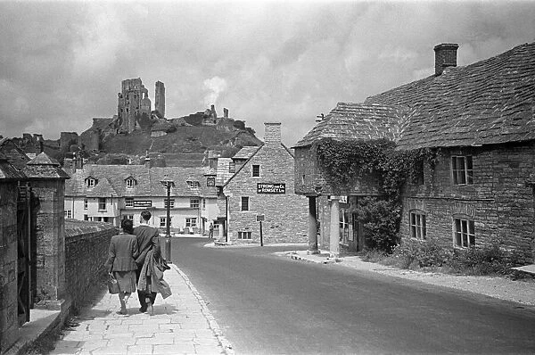 A couple walk towards Corfe Castle in Dorset, July 1947