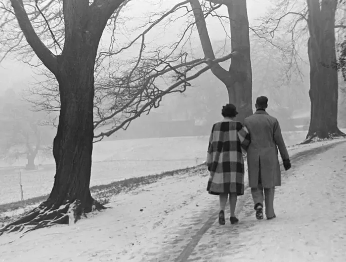 Framed Print : A couple walking in a snowy Regents Park London January 1942