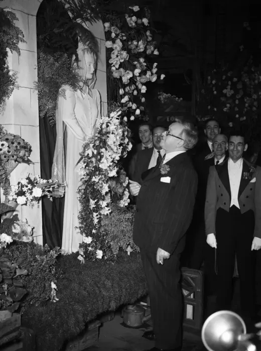 Framed Print : Covent Garden Flower Show 12th June 1951 Herbert Morrison MP admires the floral
