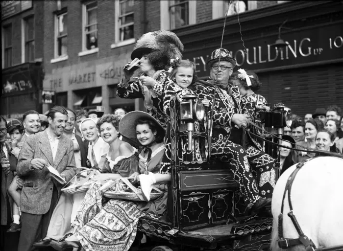 Framed Print : Covent Garden Flower Show 12th June 1951 Pearly Kings Framed Print : Covent Garden Flower Show 12th June 1951 Pearly Kings