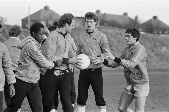 Framed Print : Coventry City Players, pictured during training session ahead of FA Cup Third Round match Framed Print : Coventry City Players, pictured during training session ahead of FA Cup Third Round match