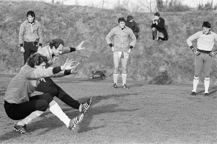 Framed Print : Coventry City Players, pictured during training session ahead of FA Cup Third Round match Framed Print : Coventry City Players, pictured during training session ahead of FA Cup Third Round match