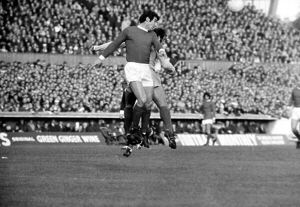 Coventry City v Manchester United - Dunne of United beats Hunt to the ball